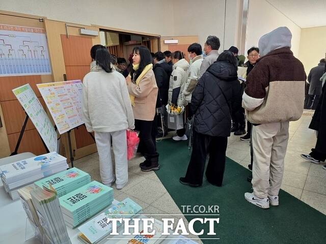 당진시가 10일 당진고등학교 졸업식 현장을 찾아 졸업생들과 학부모를 대상으로 다양한 청년 정책을 홍보했다. /당진시