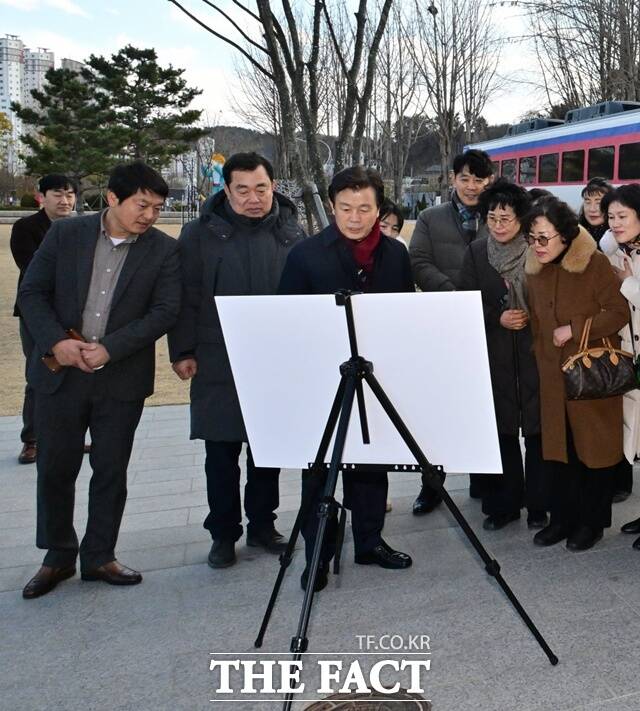 조규일 진주시장이 철도문화공원 내 ‘기차 리모델링 및 전시체험시설 제작·설치사업 현장을 방문해 관계자들을 격려하고 시설을 점검했다. /진주시