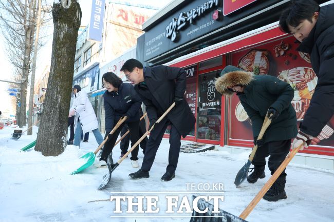 고창군 폭설이 10일 오전 8시 기준 평균 25㎝ 누적 적설량을 기록했다. 이날 오전 심덕섭 고창군수가 직원들과 새벽부터 현장에 나와 제설상황을 점검하고 현장에 투입된 공직자들과 함께 눈 치우기 작업을 하고 있다. /고창군