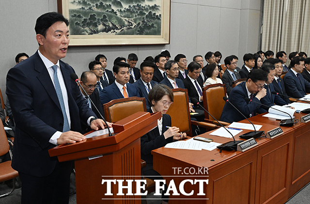 김성훈 대통령 경호처 차장(왼쪽)이 25일 오전 서울 여의도 국회에서 열린 운영위원회 전체회의에 참석해 인사말을 하고 있다./배정한 기자