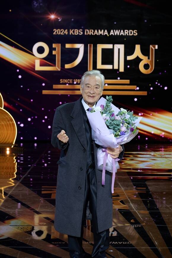 배우 이순재가 2024 KBS 연기대상 대상 수상의 영예를 안았다. /KBS