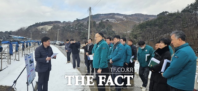 이한경 행정안전부 재난안전관리본부장이 진안군 폭설 취약시설인 마령면 계서리의 인삼농가를 방문해 피해 예방 조치 상황을 점검했다. /전북도