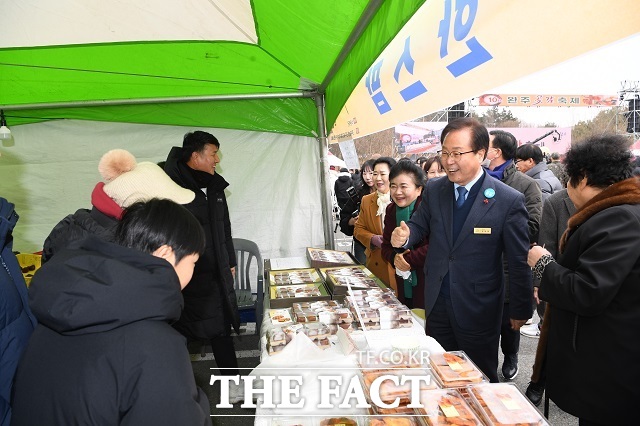 지난 10일부터 12일까지 3일간 완주군청 대형주차장 일원에서 열린 ‘제10회 완주곶감축제’가 방문객들의 큰 호응 속에 마무리됐다. /완주군