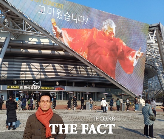 박수 칠 때 떠난다. 나훈아의 은퇴 선언은 누구도 예상하지 못한 일이지만, 가수로서의 명성에 조금이라도 훼손되고 싶지 않은 자존심이 이런 통큰 결단을 내렸다고 할 수 있다. /강일홍 기자