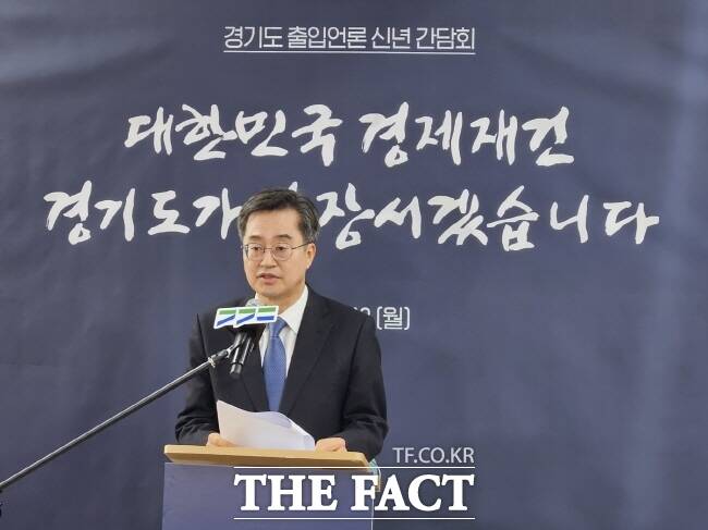 김동연 경기도지사가 13일 수원의 한 음식점에서 대한민국 비상경영 3대 조치를 제안하고 있다./신태호 기자