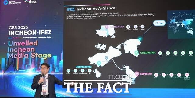 세계 최대 IT(정보기술)·가전 전시회 CES 2025에서 운영된 인천-IFEZ 홍보관에 1만2000여명이 방문해 인천의 미래도시 비전과 혁신기업의 기술력을 체험했다. 윤원석 청장이 인천의 미래 비전에 대해 설명하고 있는 사진./인천경제청