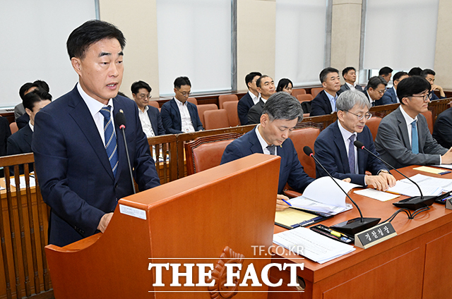 이상민 전 행정안전부 장관이 12·3 비상계엄 당시 소방청에 일부 언론사에 대한 단전·단수에 협조하라는 지시를 내린 정황이 드러났다. 허석곤 소방청장(왼쪽)이 지난해 9월 25일 오전 서울 여의도 국회에서 열린 행정안전위원회 전체회의에 참석해 인사말을 하고 있다./배정한 기자