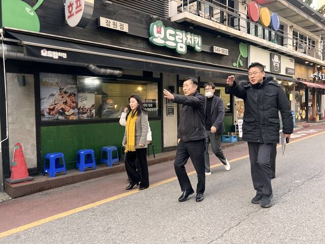 전성수 서초구청장(사진 가운데)이 잠원동 상권을 찾아 골목 곳곳을 돌아보고 있다. /서초구