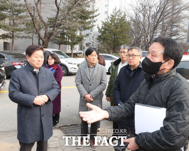 박승원 시장(사진 왼쪽)은 13일 주요 민원 현장을 찾아 상황을 점검했다./광명시