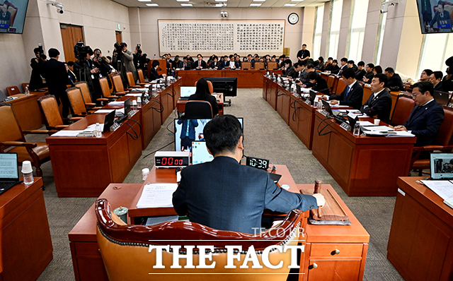 윤석열 대통령의 비상계엄 사태를 진상규명할 내란 특별검사법안이 13일 더불어민주당 등 야당 주도로 국회 법제사법위원회를 통과했다. /배정한 기자