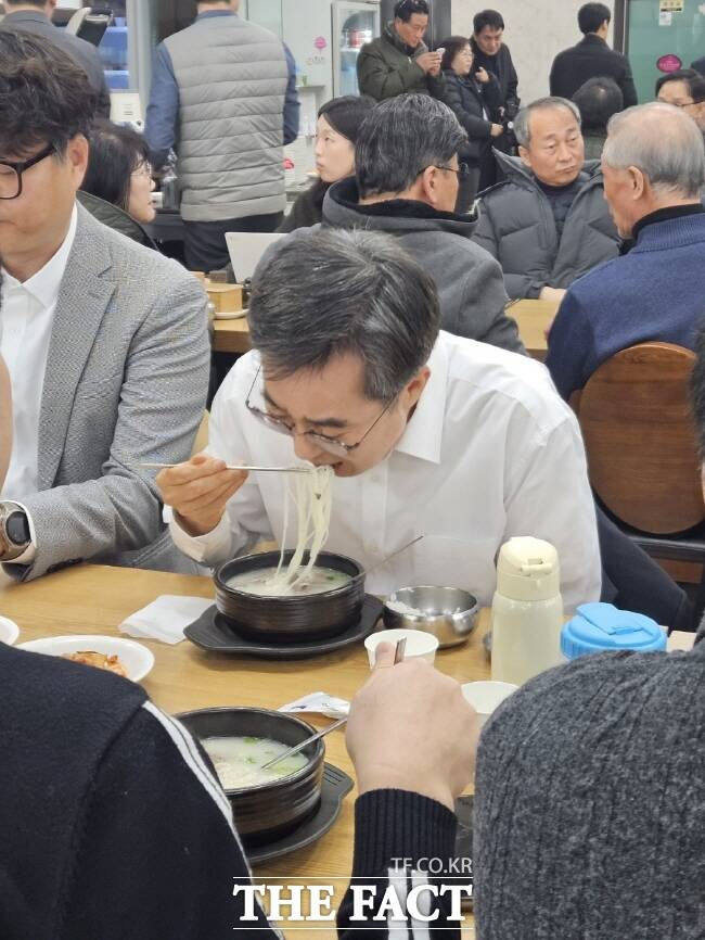 김동연 경기도지사가 13일 수원의 한 설렁탕집에서 신년 기자간담회를 마친 뒤 설렁탕을 먹고 있다./신태호 기자