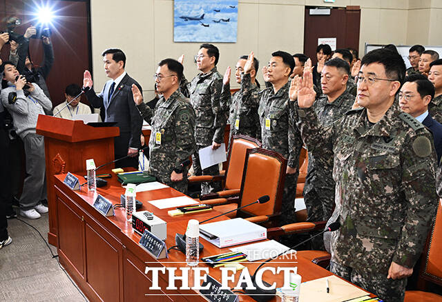 김선호 국방부 장관(왼쪽)을 비롯한 군 관계자들이 14일 오전 서울 여의도 국회에서 열린 윤석열 정부의 비상계엄 선포를 통한 내란 혐의 진상규명 국정조사 특별위원회 제3차 전체회의에 참석해 증인 선서를 하고 있다. /국회=배정한 기자