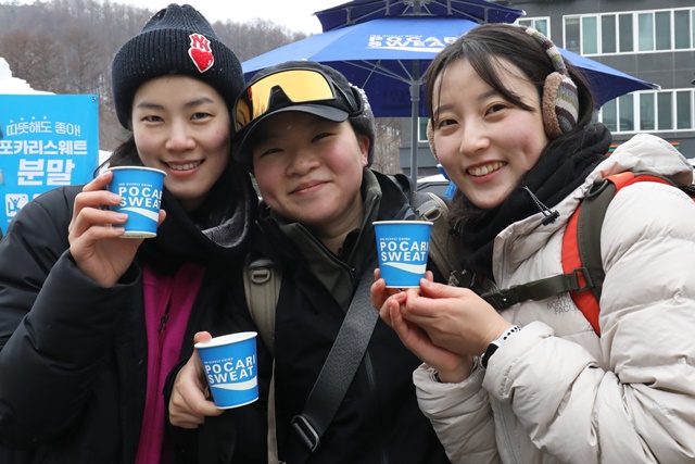 동아오츠가가 제8회 겨울공주 군밤축제에서 포카리스웨트 시음 행사를 진행한다. /동아오츠카