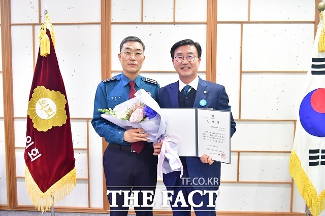 김효진 완주경찰서장(왼쪽)이 전북자치경찰위를 대신해 유의식 완주군 의장에게 감사장을 전달하고 있다. /완주군의회