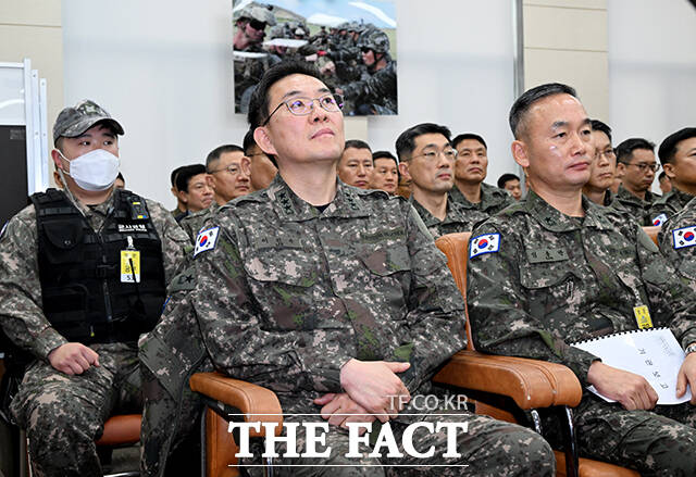 군사경찰 호송 받으며 국회 출석한 이진우 전 수방사령관(가운데).