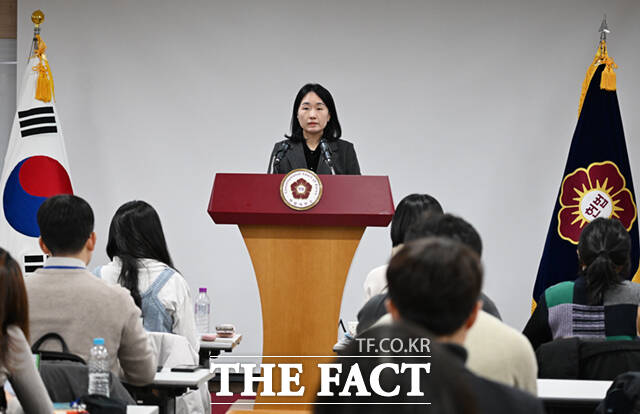 천재현 헌법재판소 공보관이 14일 서울 종로구 헌법재판소 별관에서 윤석열 대통령 탄핵심판 첫 변론기일에 앞서 관련 내용에 대해 브리핑하고 있다./더팩트 DB