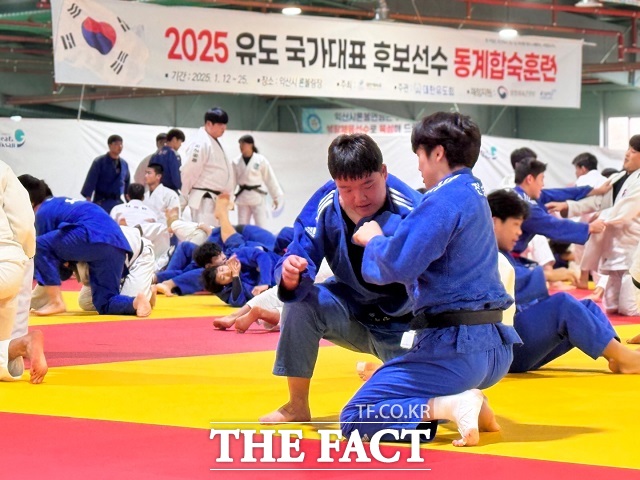 익산시가 대한체육회와 대한유도회가 주관하는 2025년 동계훈련에 전국 30여 팀 500여 명의 선수가 참여해 지난 12일부터 담금질에 돌입했다. /익산시