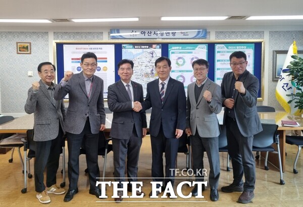 13일 박세국 현대자동차 아산공장장이 조일교 아산시장 권한대행과 면담 후 기념사진을 찍고 있다. /아산시