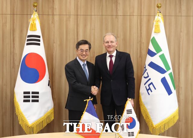 14일 오후 김동연 경기도지사와 프랑수아 자코 에어리퀴드 회장이 경기도청 집무실에서 면담 전 기념 촬영을 하고있다./경기도