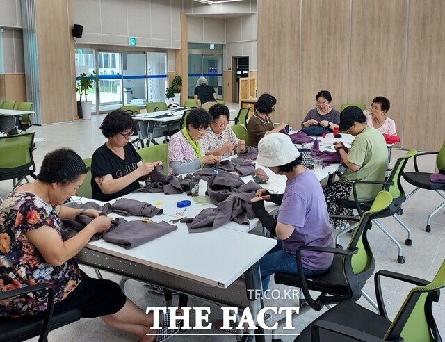 서천군 별별학교 학습자들이 프로그램에 참여하고 있다. / 서천군