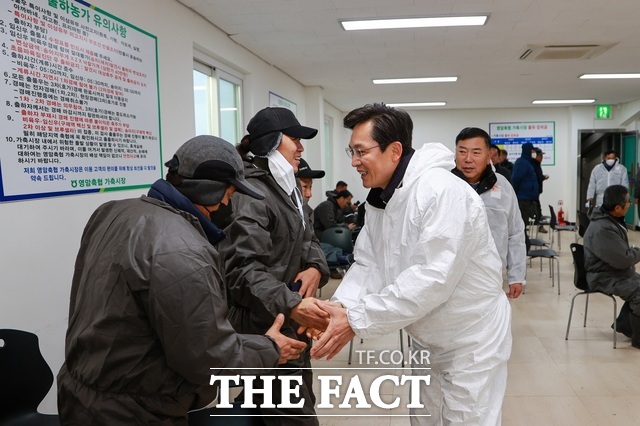 우승희 군수가 영암축협 가축경매시장을 방문하여 축산농가의 어려움을 듣고 해결책 방안을 약속했다./영암군