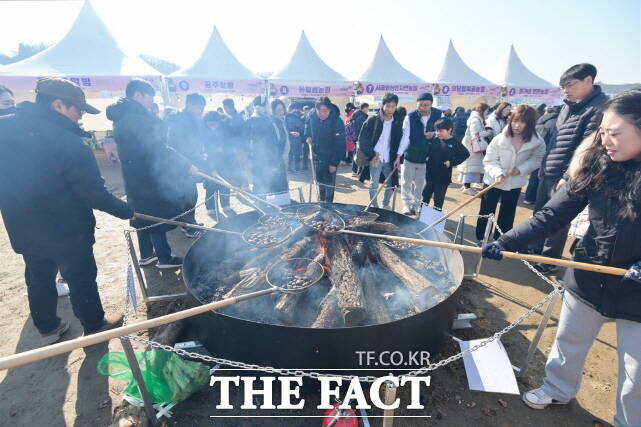 지난해 열렸던 겨울공주 군밤축제 장면. /공주시