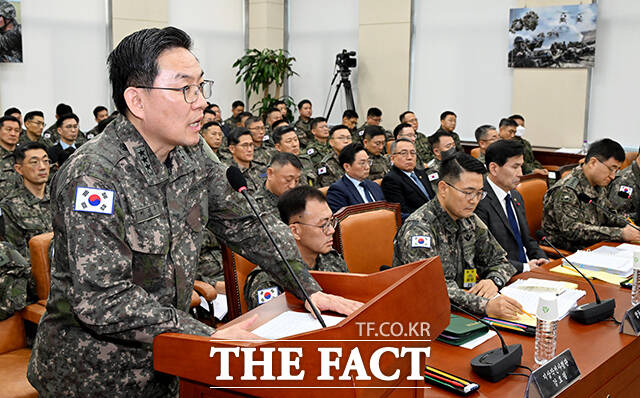 국회 윤석열 정부의 비상계엄 선포를 통한 내란 혐의 진상규명 국정조사 특별위원회는 14일 군·국방부로부터 비상계엄 사태와 관련한 첫 기관보고를 받았다. 사진은 의원 질의에 답변하는 이진우 전 수방사령관. /배정한 기자