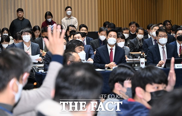 규제 풀어 민생 살리기 대토론회에서 오세훈 서울시장이 의견을 발언하려 손드는 시민을 바라보고 있다./서울시