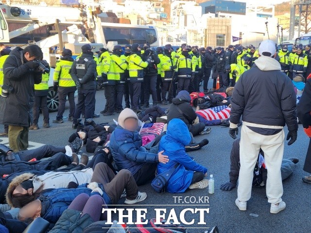 경찰과 고위공직자범죄수사처(공수처)가 윤석열 대통령 2차 체포영장 집행에 나선 15일 서울 용산구 한남동 대통령 관저 앞은 대규모 집회 참가자들이 모였다. 경찰과 공수처가 이날 오전 8시께 3차 저지선을 넘어 관저 건물로 진입해 윤 대통령 측과 협의를 진행한다는 소식이 전해지자 시위대의 거센 반발이 이어졌다. /조성은 기자