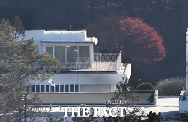 윤석열 대통령에 대한 고위공직자범죄수사처(공수처)의 2차 체포영장이 집행된 15일 오전 서울 용산구 한남동 윤 대통령 관저 내부가 고요한 모습을 보이고 있다. /배정한 기자