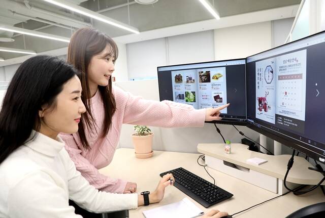 삼성디스플레이 직원들이 온라인 장터에서 상품을 구입하고 있다. /삼성