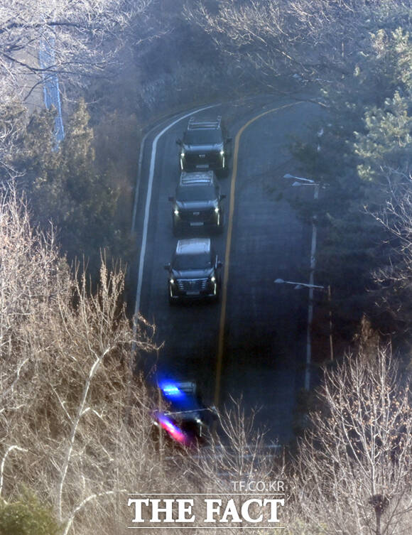 윤석열 대통령에 대한 고위공직자범죄수사처(공수처)의 2차 체포영장이 집행된 15일 오전 윤 대통령이 탑승한 차량 행렬이 서울 용산구 한남동 관저를 나서고 있다. /이새롬 기자