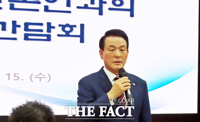 백성현 논산시장이 15일 충남 논산시청 대회의실에서 2025년 언론인과의 신년간담회를 열고 있다. /김형중 기자