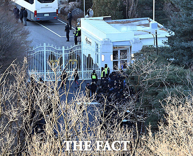 국민의힘 지도부는 15일 고위공직자범죄수사처(공수처)가 윤석열 대통령에 대한 체포영장을 집행해 체포한 데 대해 오늘 벌어진 참담한 일에 대해 깊은 사죄의 말씀을 드린다고 밝혔다. /이효균 기자