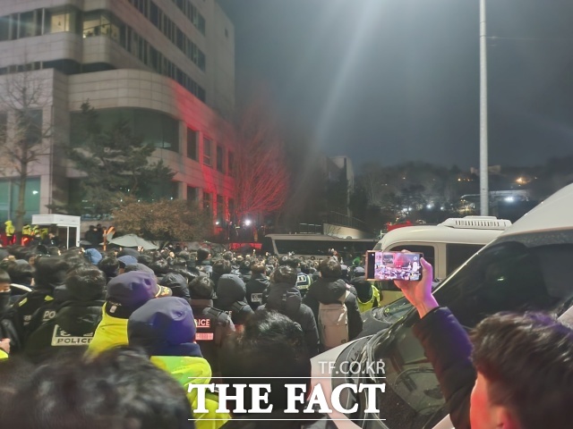 경찰청 국가수사본부 비상계엄 특별수사단(특수단)과 공수처로 구성된 공조수사본부(공조본)는 윤 대통령 체포영장을 집행하기 위해 이날 오전 4시28분께 서울 용산구 한남동 대통령 관저 앞에 도착했다. 사진은 15일 오전 5시40분께 서울 용산구 한남동 대통령 관저 앞 모습. /이윤경 기자