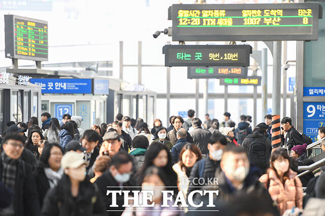 지난해 설 연휴에 서울 용산구 서울역 승차장이 귀경객들로 붐비고 있다. 올해 설 연휴를 앞두고 시민들의 귀성, 귀경길 지원을 위해 서울을 출발하는 고속, 시외버스가 증편 운행된다./장윤석 기자