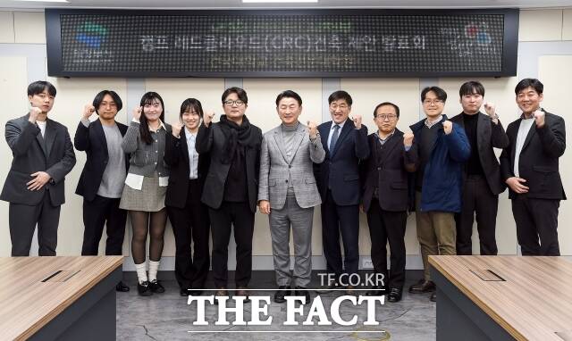 16일 열린 캠프 레드클라우드(CRC) 디자인 클러스터 조성 프로젝트 설계안 발표에 참석한 김동근 경기 의정부시장(왼쪽 6번째), 건국대학교 건축대학원 관계자들이 기념촬영하고 있다. /의정부시