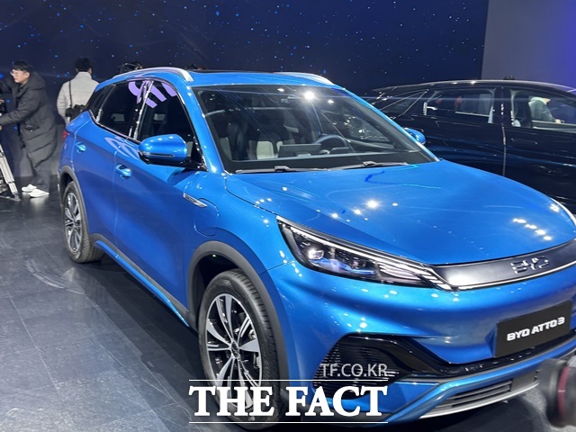 BYD코리아가 16일 오전 인천 중구 상상플랫폼에서 BYD 브랜드 론칭 미디어 쇼케이스를 열고 소형 SUV 아토 3를 선보이고 있다. /황지향 기자