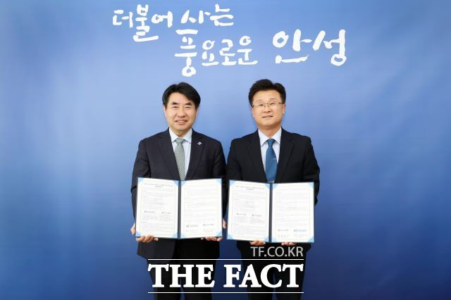 남상은 안성시 부시장(오른쪽)과 이원희 한경국립대 총장이 협약을 맺고 기념 촬영을 하고 있다./안성시