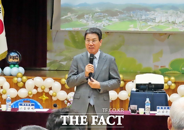 김돈곤 청양군수가 16일 청양군 정산면 정산초등학교에서 열린 2025년 정산면 연두순방에서 군정에 대해 설명하고 있다. /김형중 기자