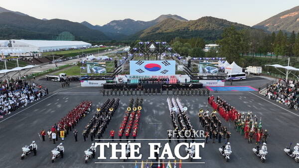 지난해 10월 2일 열린 2024 계룡 군 문화축제 및 지상군페스티벌 개막식에서 군악대와 의장대가 도열하고 있는 모습. / 계룡시