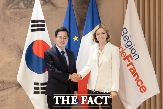 지난해 1월 다보스포럼에 참석한 김동연 경기도지사가 발레리 페크레스 일드프랑스 주지사와 기념 촬영을 하고 있다. /경기도