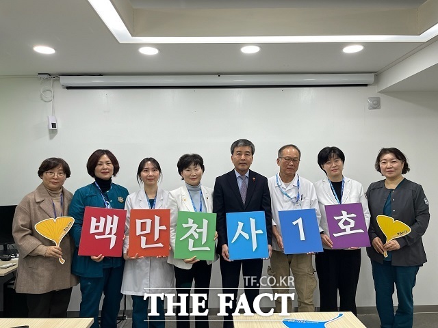 전주시복지재단이 전주병원과 호성전주병원에 근무하는 간호사들과 2025년 백만천사 1호 전달식을 가졌다. /전주시복지재단