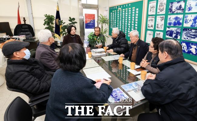 신계용 시장이 보훈단체를 방문해 대화하는 모습 /과천시