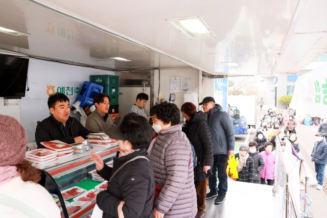 지난해 설맞이 구로 한마당 장터에서 구로구민들이 상품을 구매하고 있다. /구로구