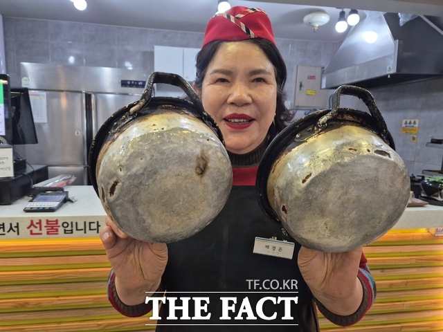 구미역 대기실 맞이방에서 20년째 라면과 분식류를 팔아 아이들을 공부시킨 김금자 씨가 오랫동안 사용해 둥글게 바뀐 냄비 바닥을 보여준다./구미=김선완 기자