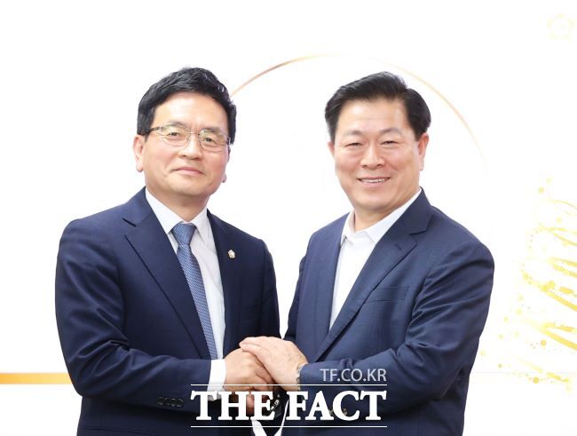 민생안정지원금 긴급 지급에 합의한 박승원 광명시장과 이지석 광명시의장(왼쪽)./광명시