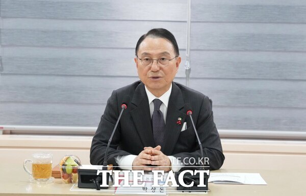 15일 박상돈 천안시장이 민간 도시개발사업 시행자들과 지역건설산업 활성화를 위한 협약식에 참석해 인사말을 하고 있다. /천안시
