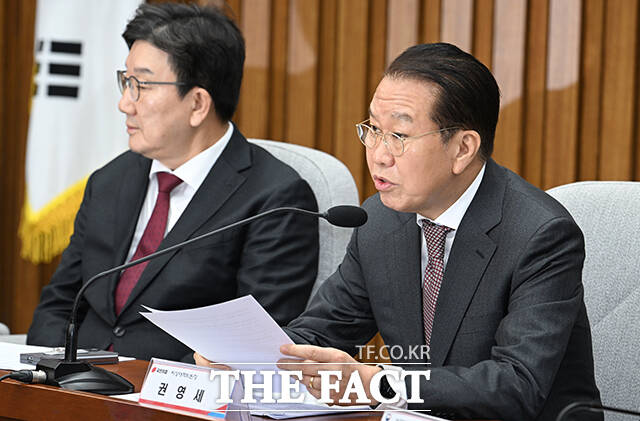 권영세 국민의힘 비상대책위원장(오른쪽)이 16일 민주당은 즉각 정쟁용 특검법을 철회하고 특검법 수정을 위한 협상에 나설 것을 강력하게 촉구한다고 밝혔다. /박헌우 기자