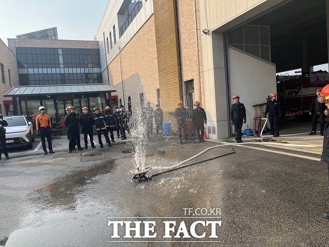 완주소방서가 관통형 방사장치를 활용해 전기차 화재진압 훈련을 실시하고 있다. /완주소방서